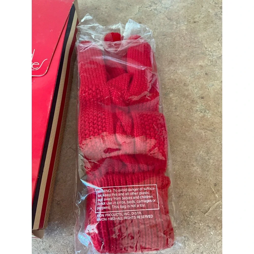 Vintage 1983 Avon Colorful Coordinates Red Knit Gloves Cable Knit New in Box